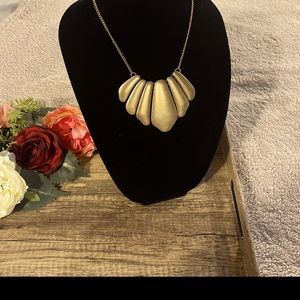 Chic Gold Metal Necklace-Statement Piece